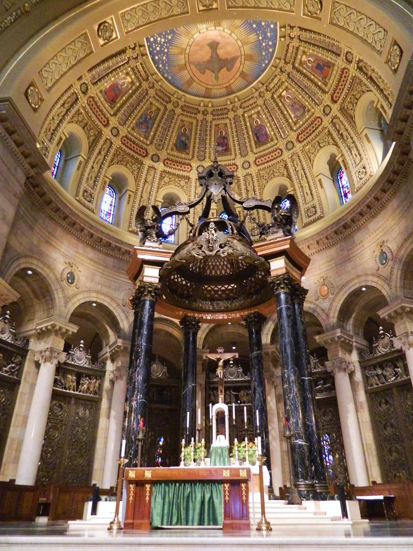 The alter inside the Cathedral of Saint Paul